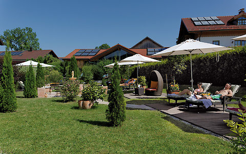 Gartenlandschaft im 3-Sterne Superior Hotel in Zachenberg, Bayerischer Wald